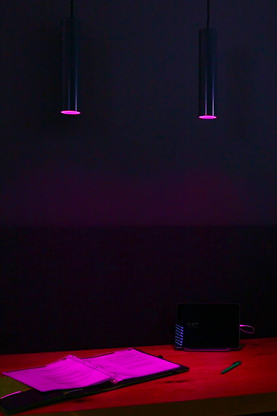 Loxone závěsné světlo RGBW - rozptýlené barevné světlo