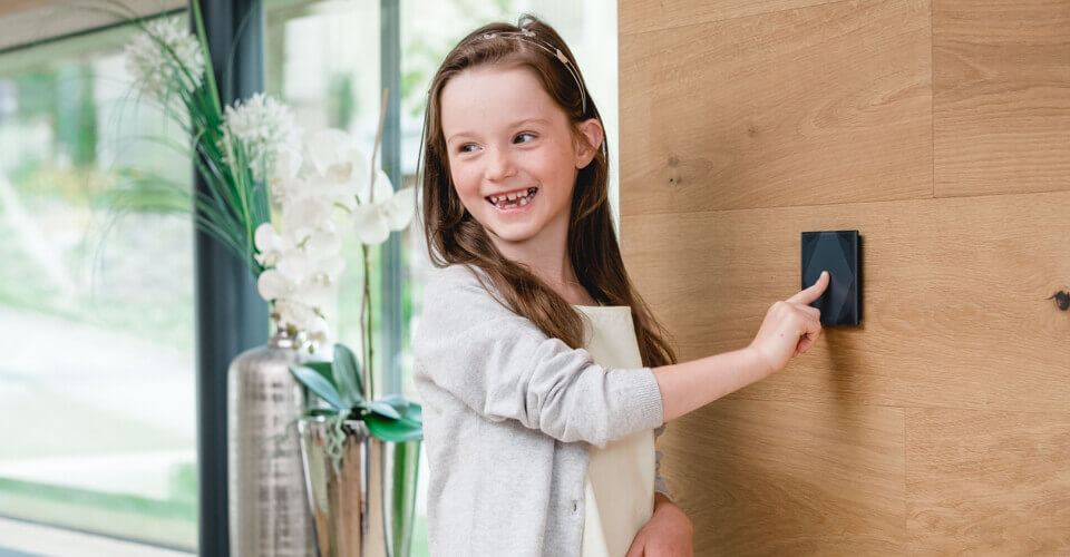 Dívka ovládá Real Smart Home pomocí tlačítka