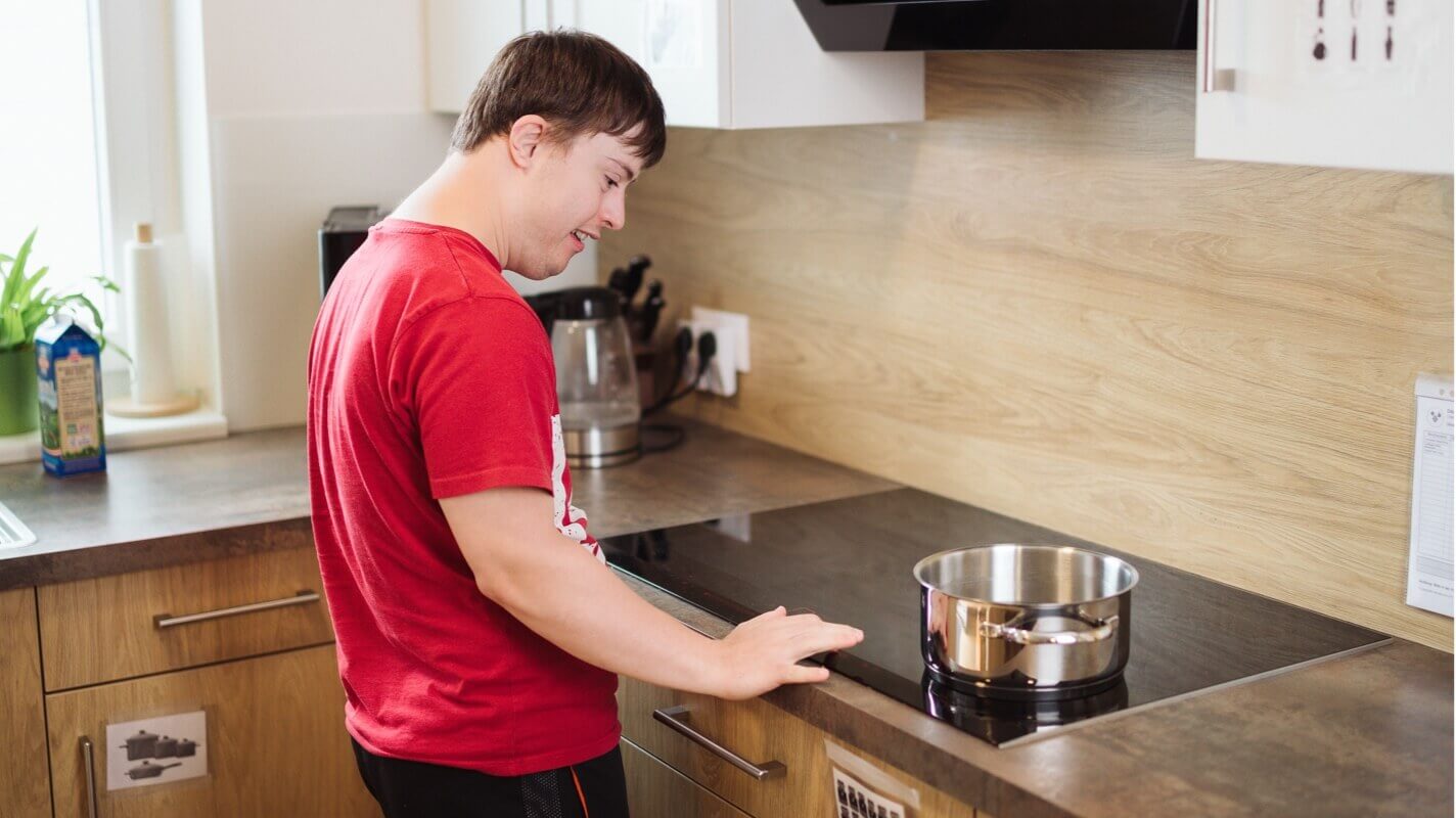 mladík v kuchyni