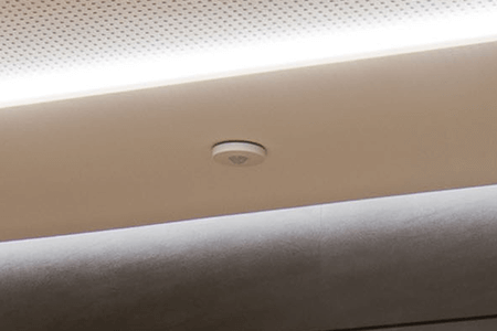 senzor přítomnosti na stropě