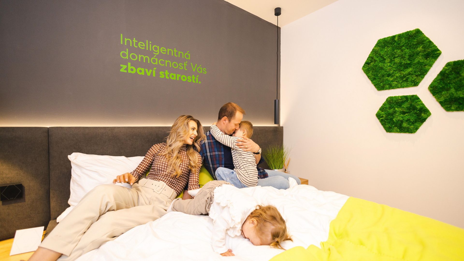 Rodina v showroomu Loxone