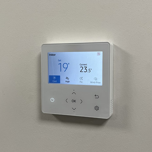 Na tomto obrázku je původní termostat v kanceláři.