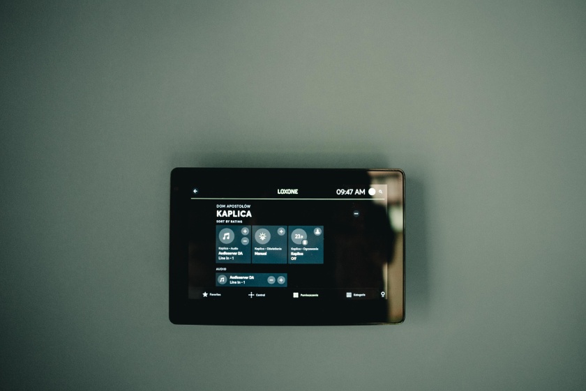 tablet na stěně s aplikací pro ovládání budovy