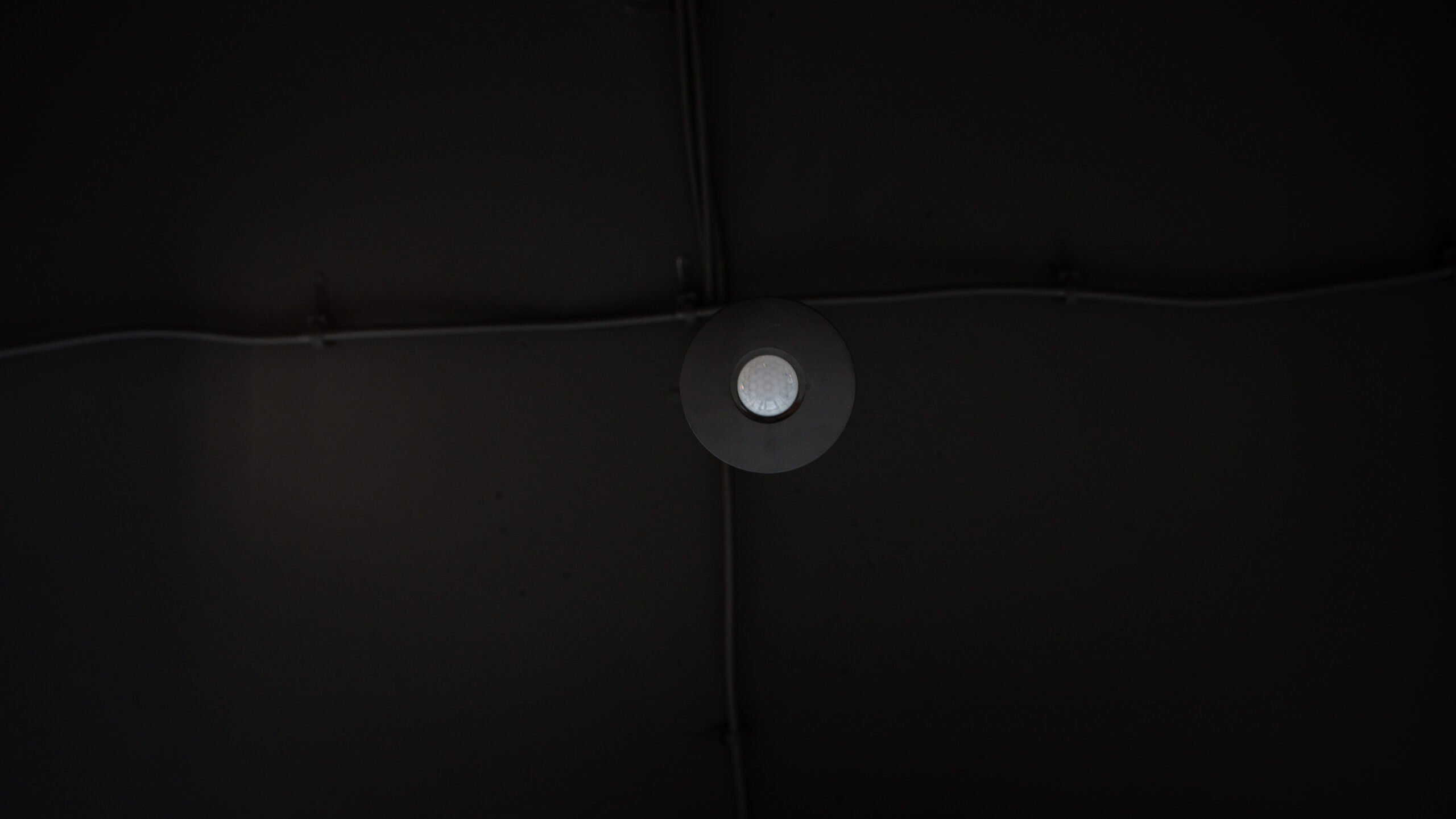 Senzor přítomnosti na stropě