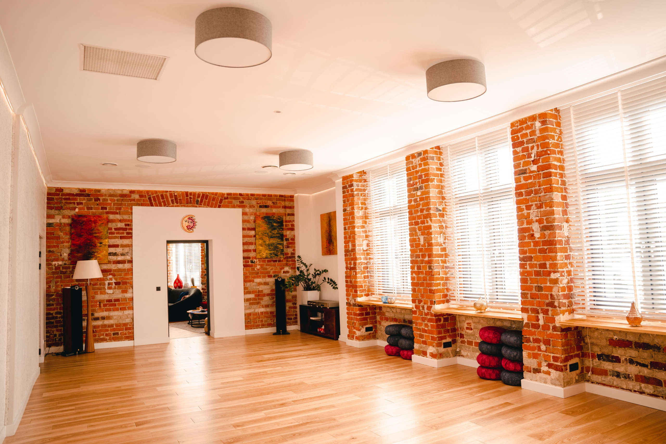Interiér automatizované místnosti pro jógu