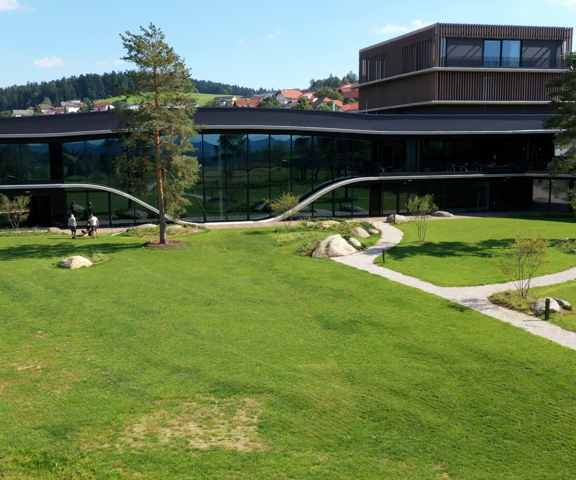 Loxone Campus zvenku skvěle pasuje do krajiny