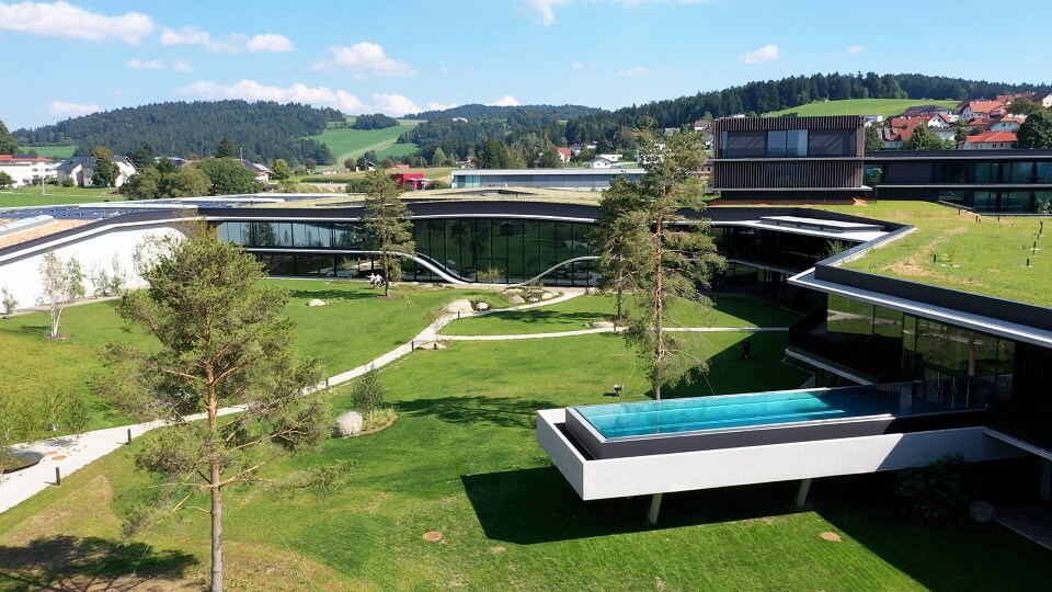 Loxone Campus zvenku skvěle zapadá do okolní hornorakouské krajiny