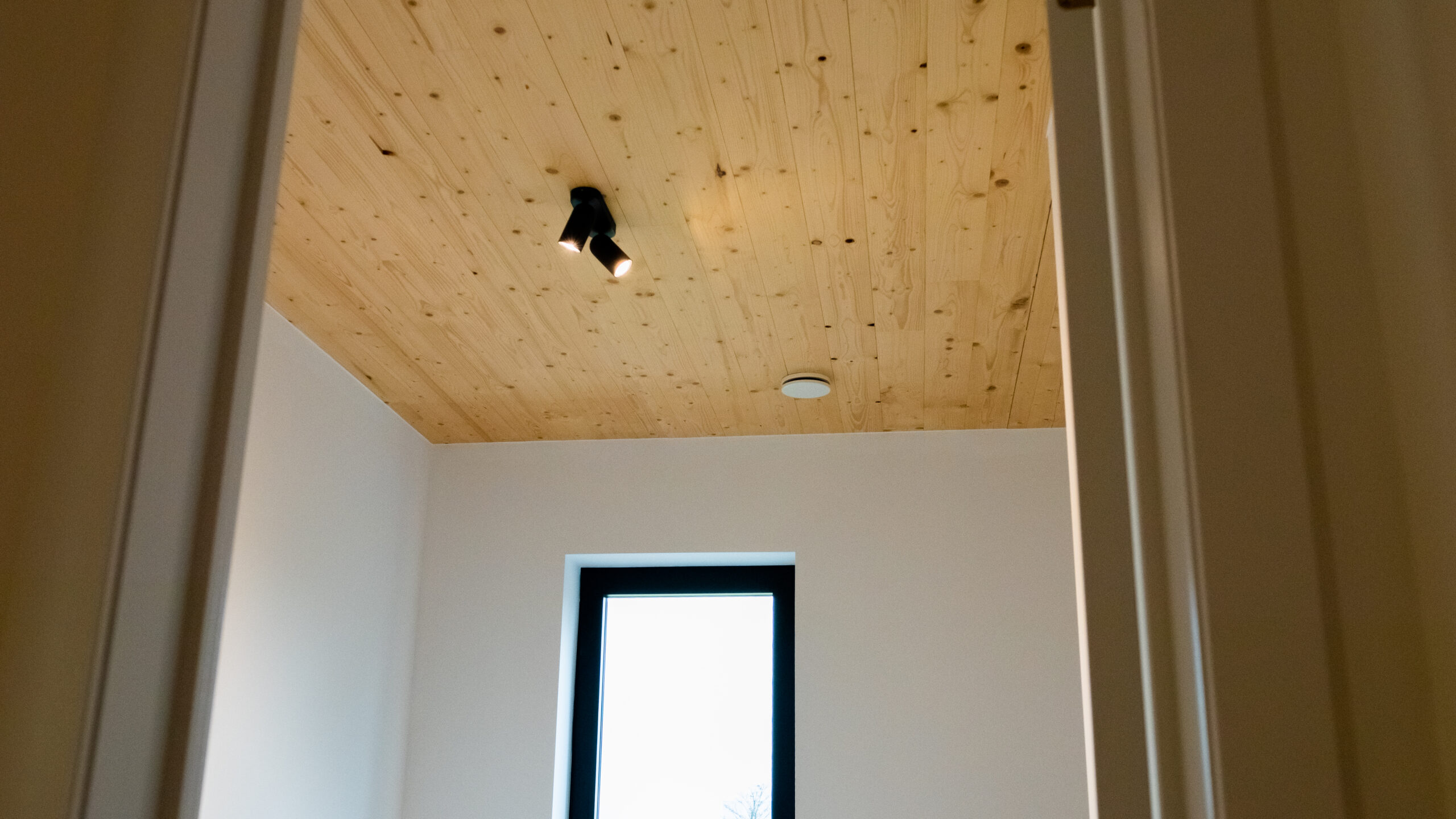 Senzory a osvětlení na stropě