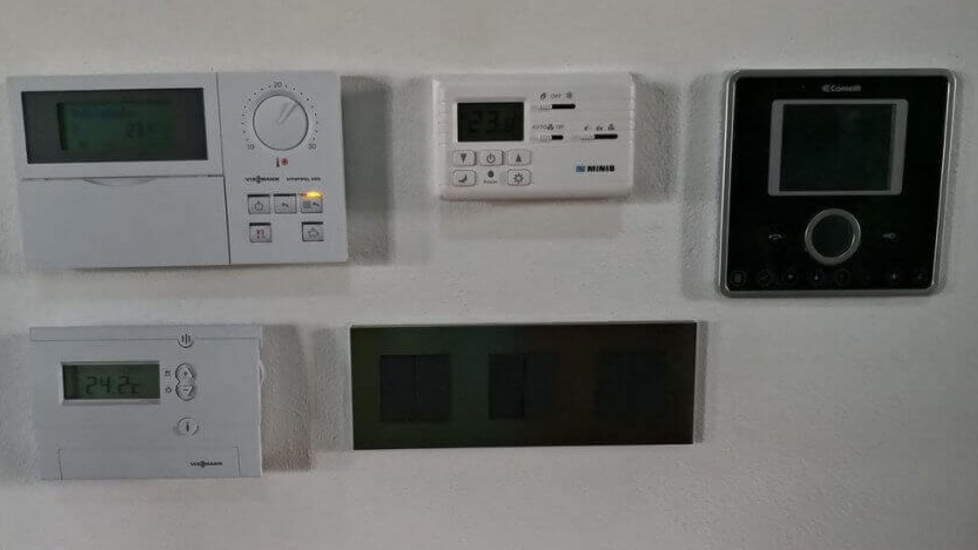 Řada nástěnných ovládacích panelů v domácnosti