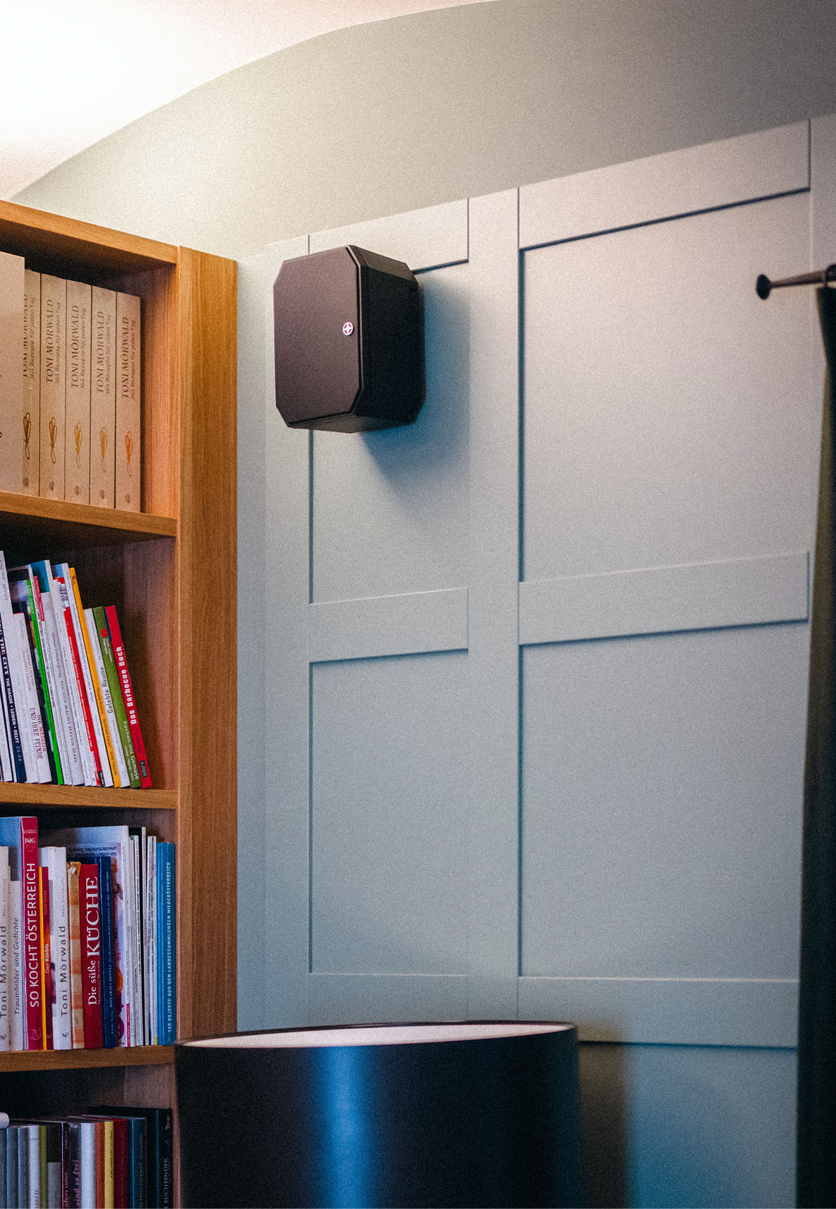 stalitte speaker zavěšený na zdi