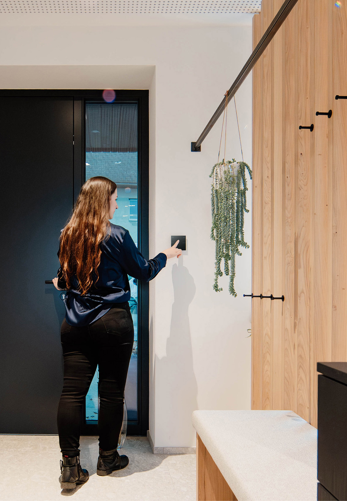 Žena ovládá osvětlení na tlačítku