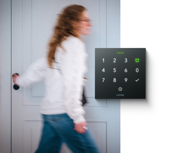 žena zavírající dveře s nfc code touch v popředí