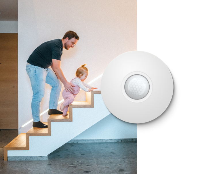 otec s dcerou na schodech v popředí se senzorem přítomnosti
