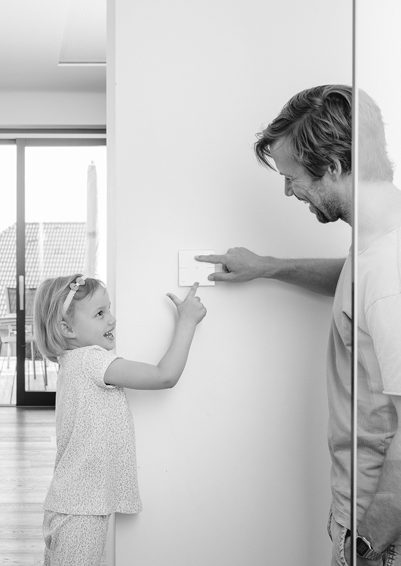 otec s dcerou mačkají tlačítko touch pure