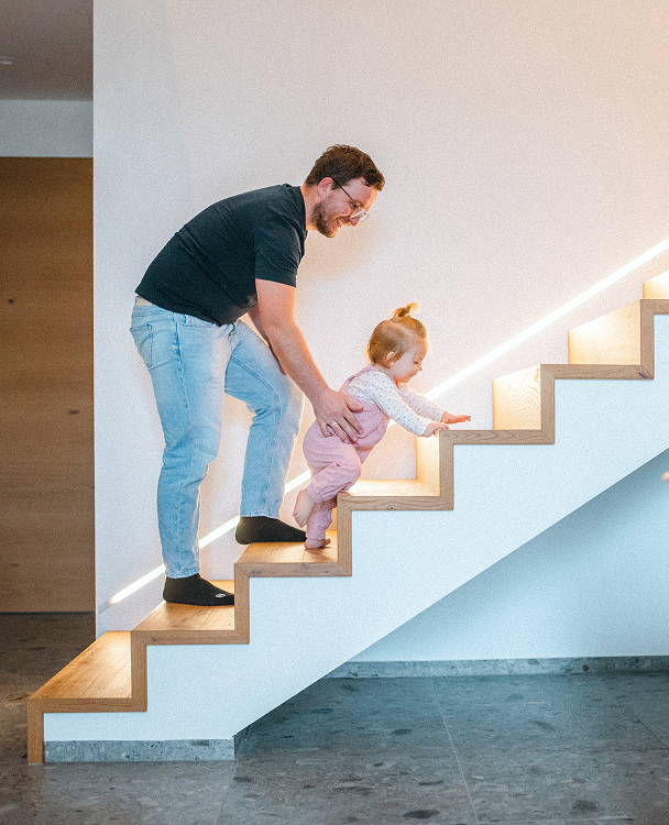 otec s dcerkou na schodech