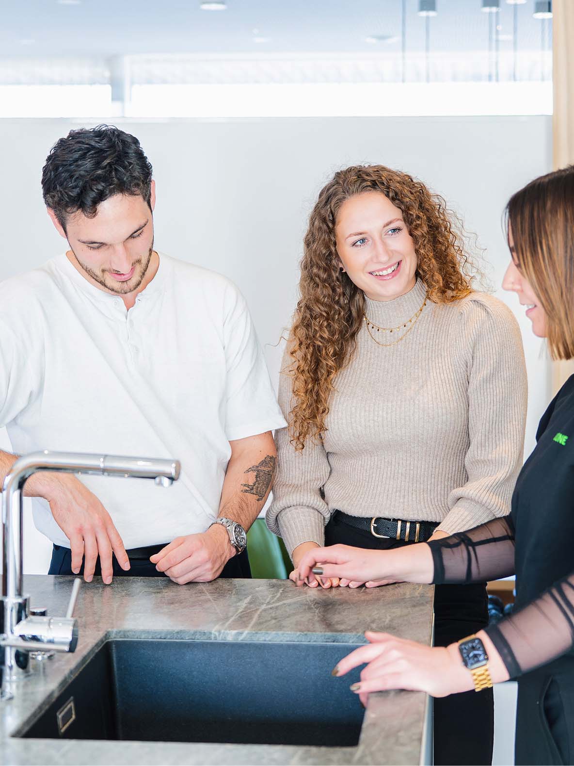 Pár na prohlídce chytré domácnosti