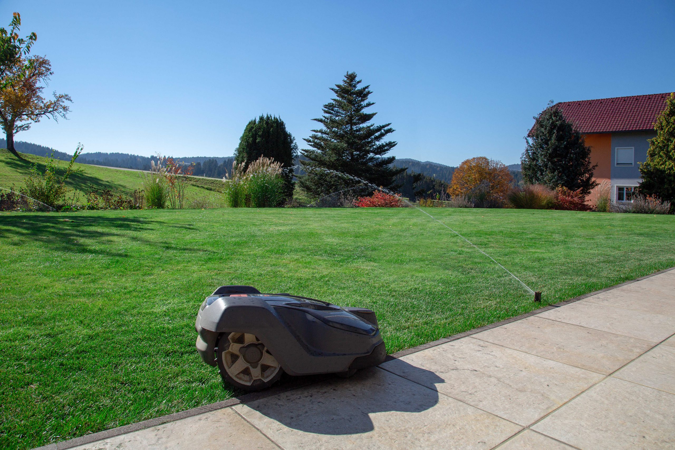 zavlazovaci system gardena a roboticka sekacka SILENO LOXONE