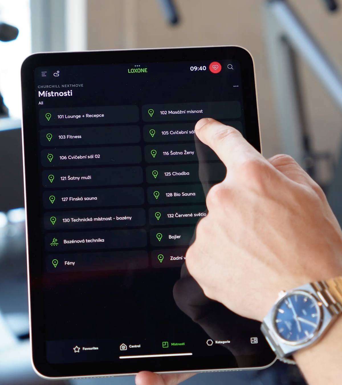 Personál Next.Move sleduje automatizaci fitness centra v aplikaci LOXONE na tabletu