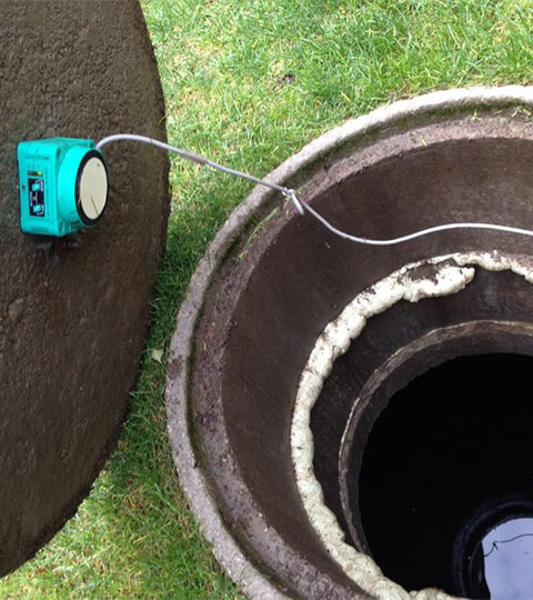 Czujnik ultradźwiękowy umieszczony na pokrywie zbiornika wody