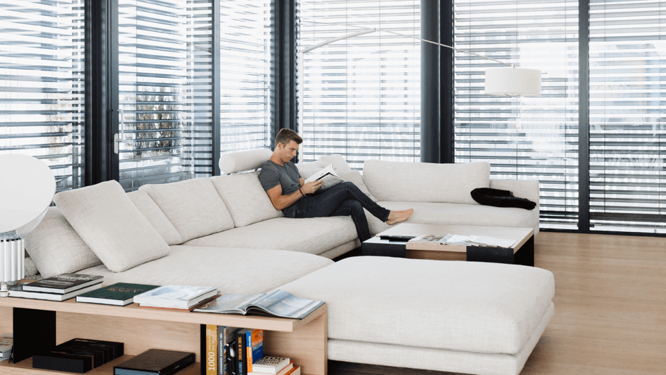 Florian Gschwandtner auf seiner Couch in seinem Smart Home