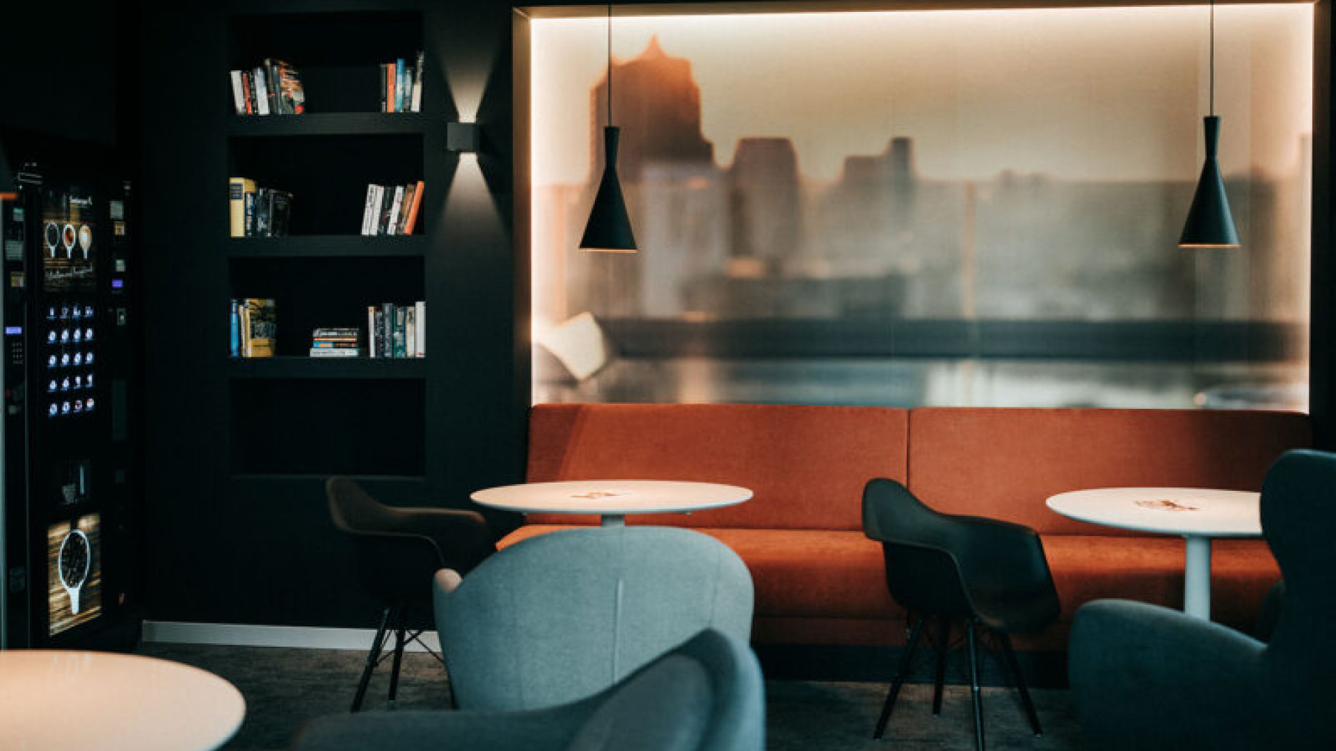 Intelligent beleuchteter Bereich im Restaurant - Loxone Referenzprojekt JustStay Hotels