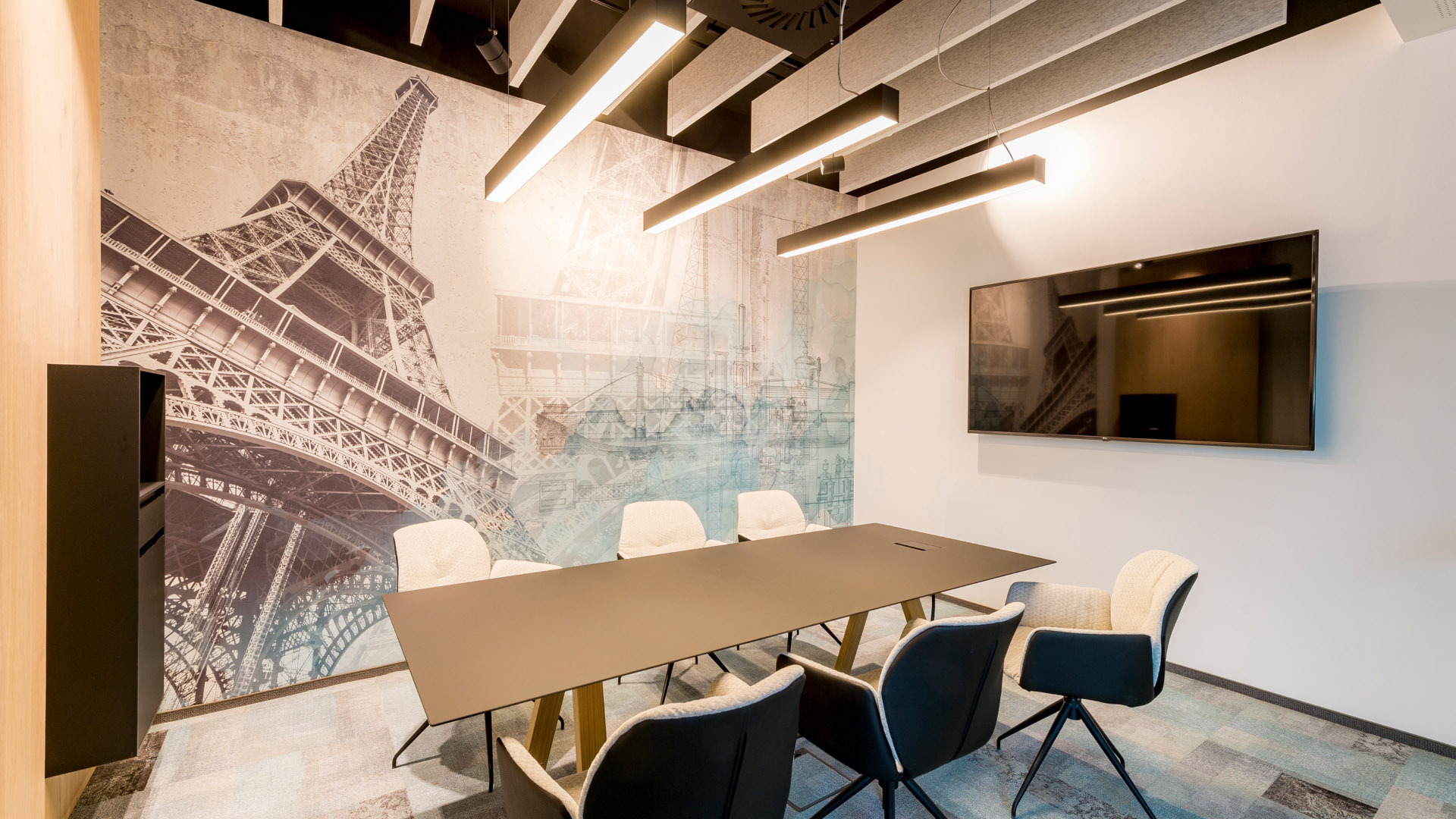 Automatisch beleuchteter Konferenzraum in smartem Büro