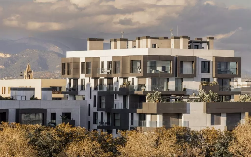 Außenansicht schöner Luxusapartments bei Tageslicht