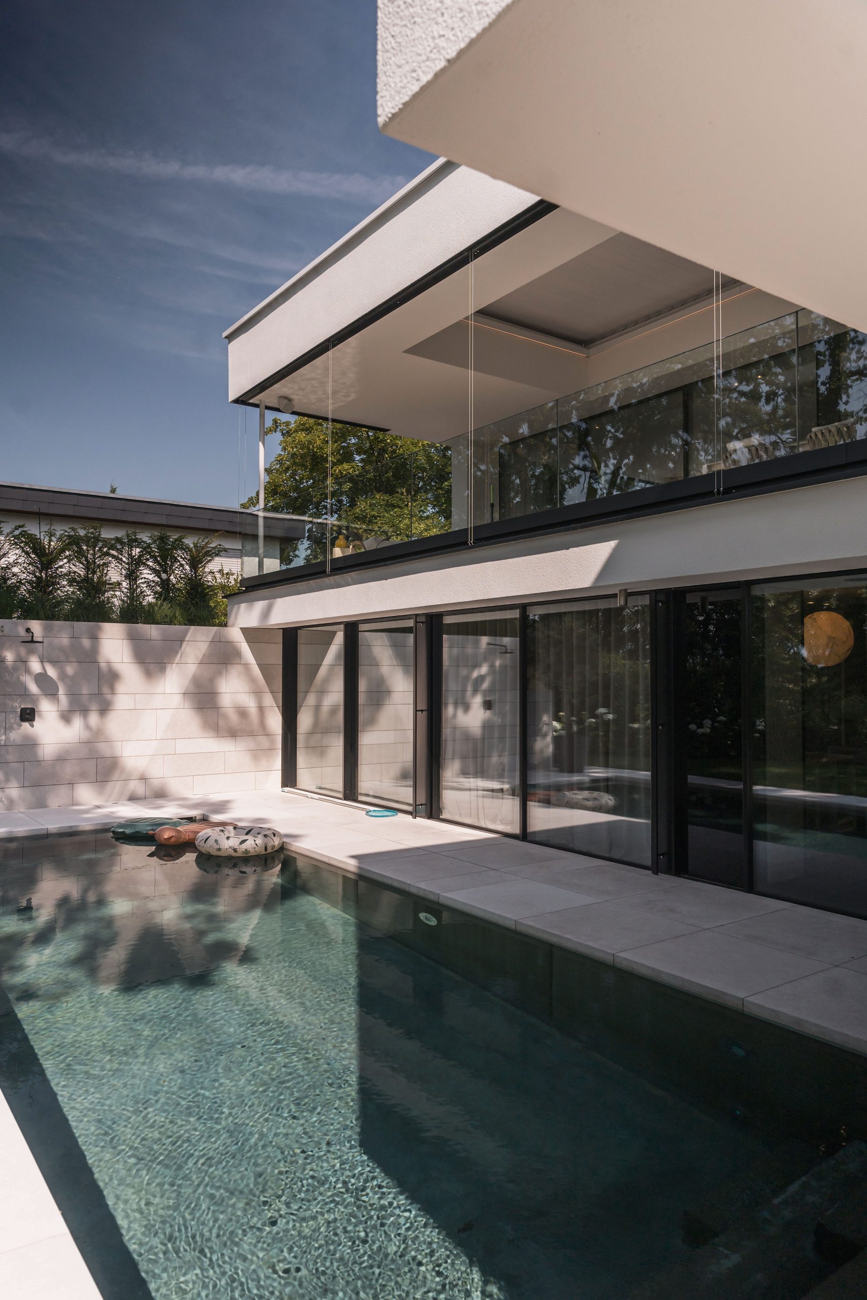 Lean Back Pool mit Smarter Poolsteuerung