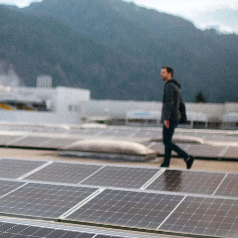 mart Filiale im Blick: Mitarbeiter optimiert Energieverbrauch und Kosten mit LOXONE.