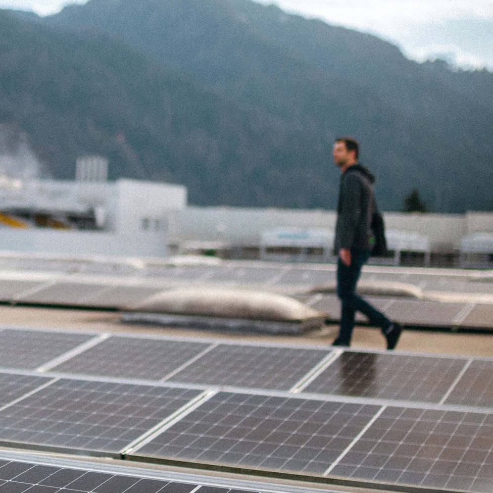 mart Filiale im Blick: Mitarbeiter optimiert Energieverbrauch und Kosten mit LOXONE.
