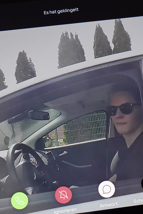 Gast läutet an der Intercom – smarte Hotelautomation ermöglicht persönlichen Empfang schon am Parkplatz