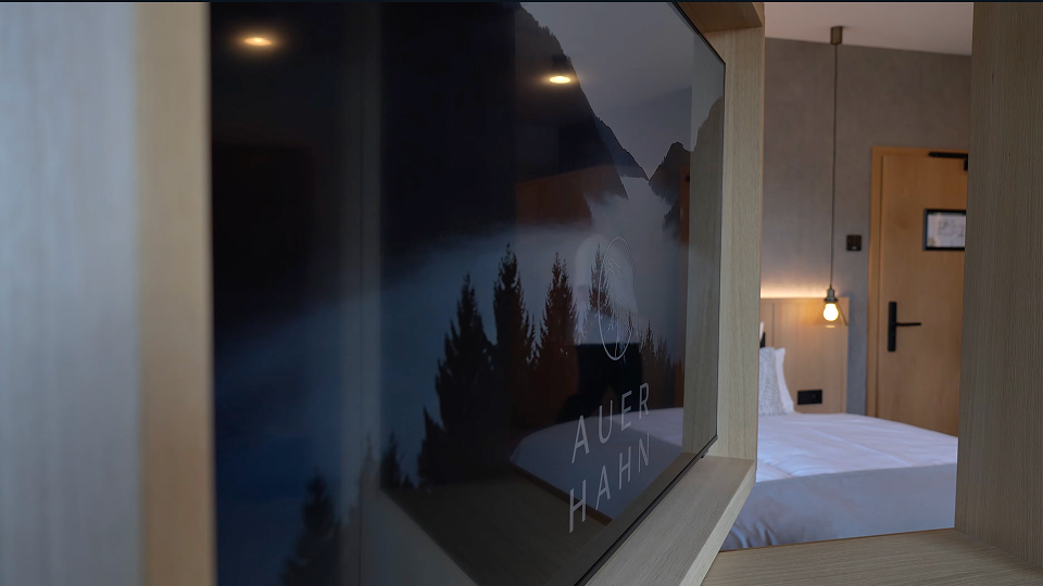Dezentes Orientierungslicht im Nachtmodus – smarte Hotelautomation sorgt für ruhigen Schlaf