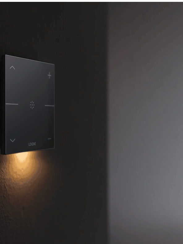 LOXONE Touch Pure на стіні з м'яким орієнтувальним підсвічуванням у темряві