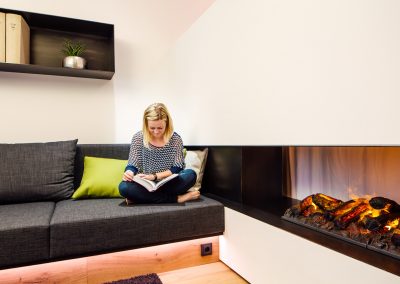 en_photo_showhome_fireplace_reading