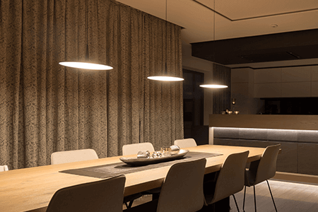 Gleichmäßig aufgeteilte LED-Spots lassen die Räume im Showhome größer wirken