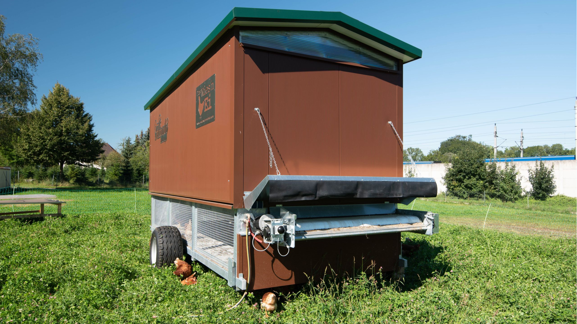 Mobile chicken coop automated with Loxone.