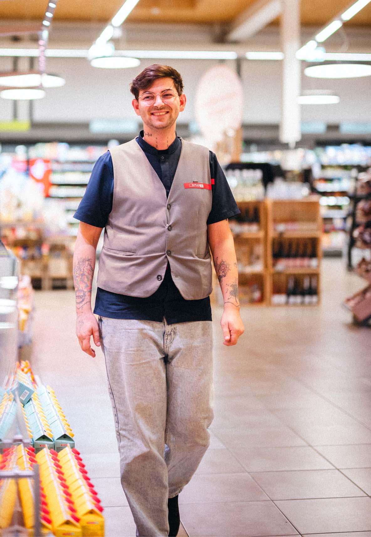 Glücklicher Mitarbeiter in einer smart Filiale mit automatisierter Beleuchtung und Raumklima.