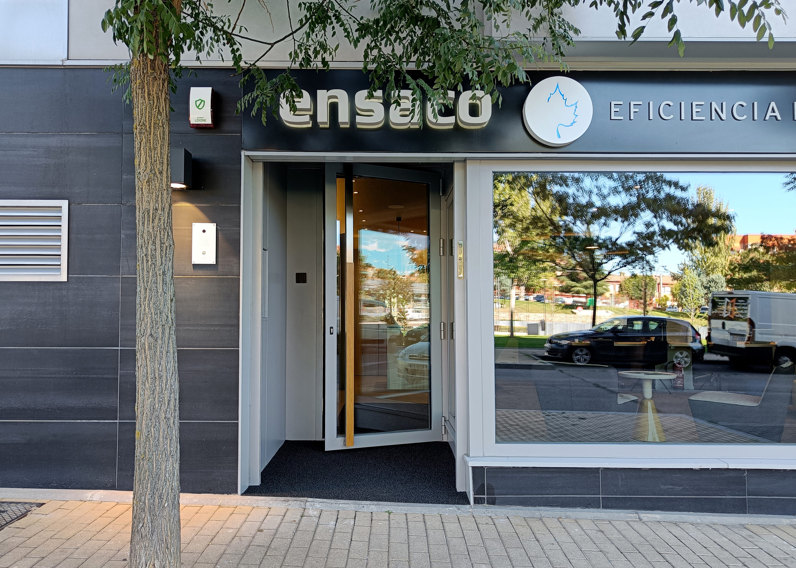 ENSACO SHOWROOM 02 ext puerta showroom ensaco