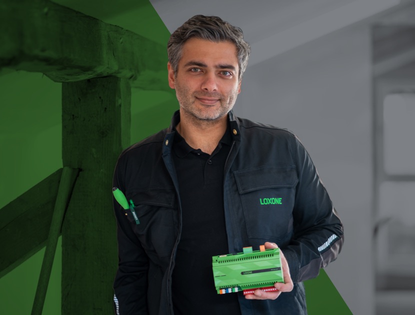 Simply teach a hotel room card with your smartphone