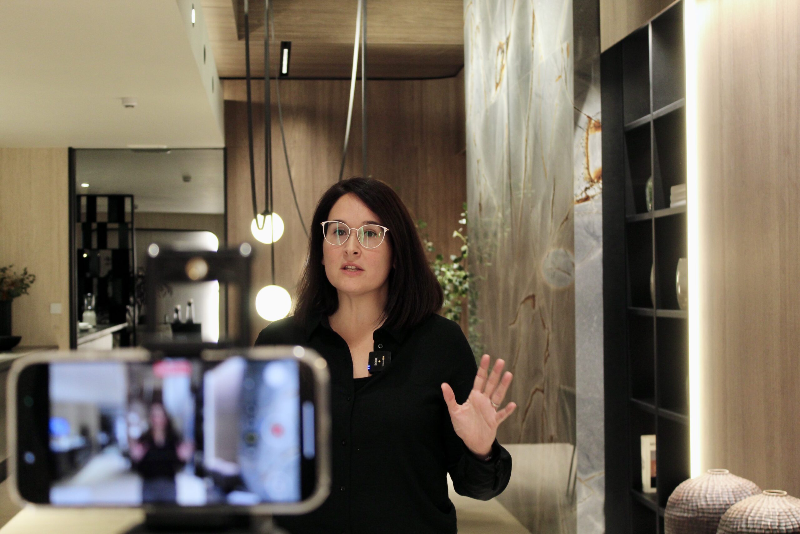 Touch Pure Flex Anthrazit an der Eingangstür zu einem Wohngebäude