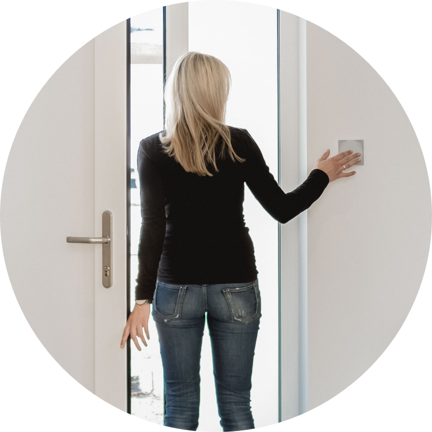 Modes de fonctionnement Fille qui sort d'une smart home