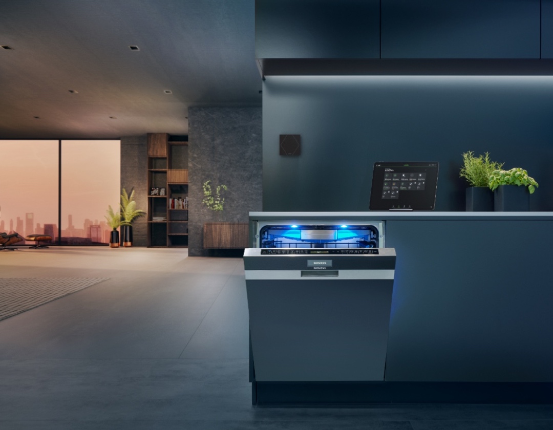 Lave vaisselle ouvert dans une smart home