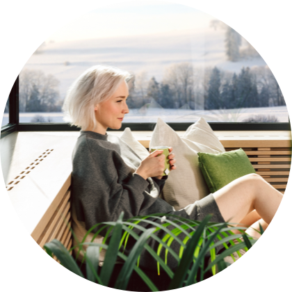 Contrôle intelligent du chauffage et du refroidissement Femme dans une smart home