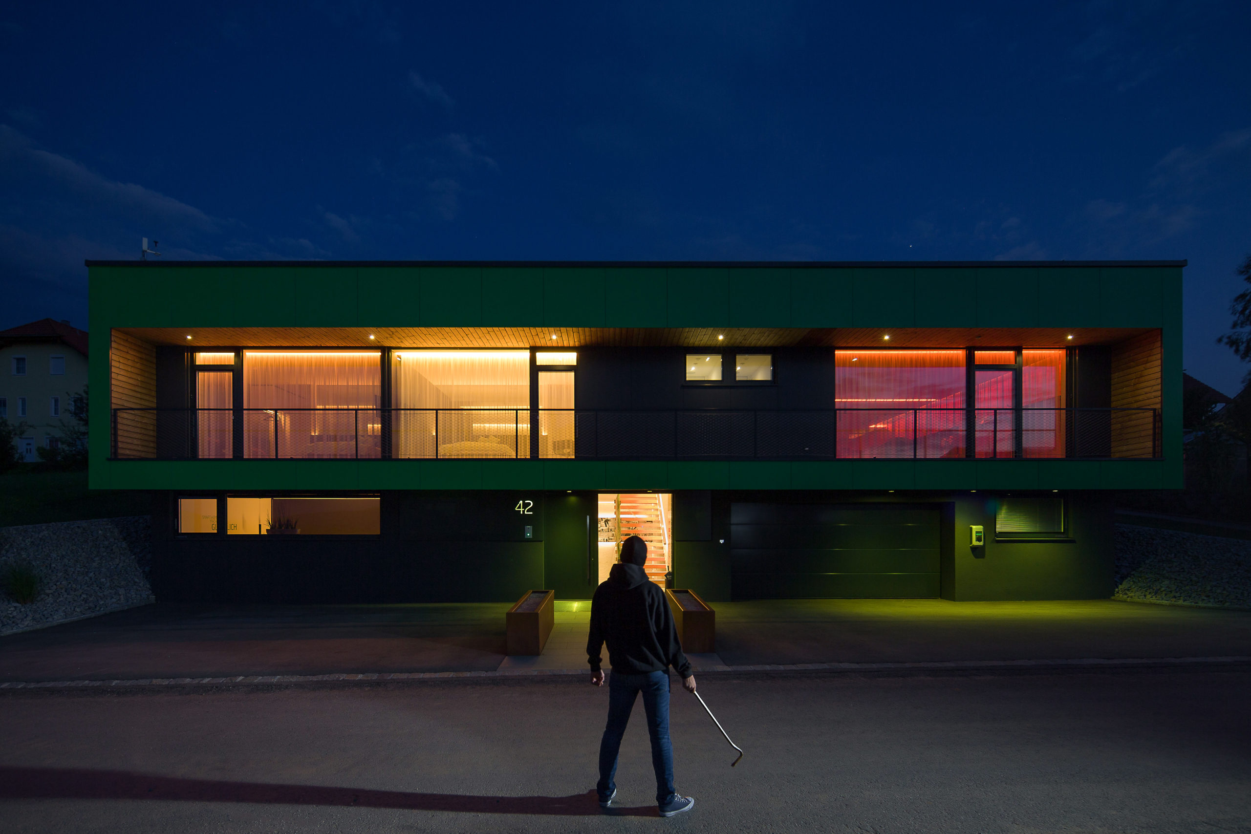 voleur devant une maison intelligente