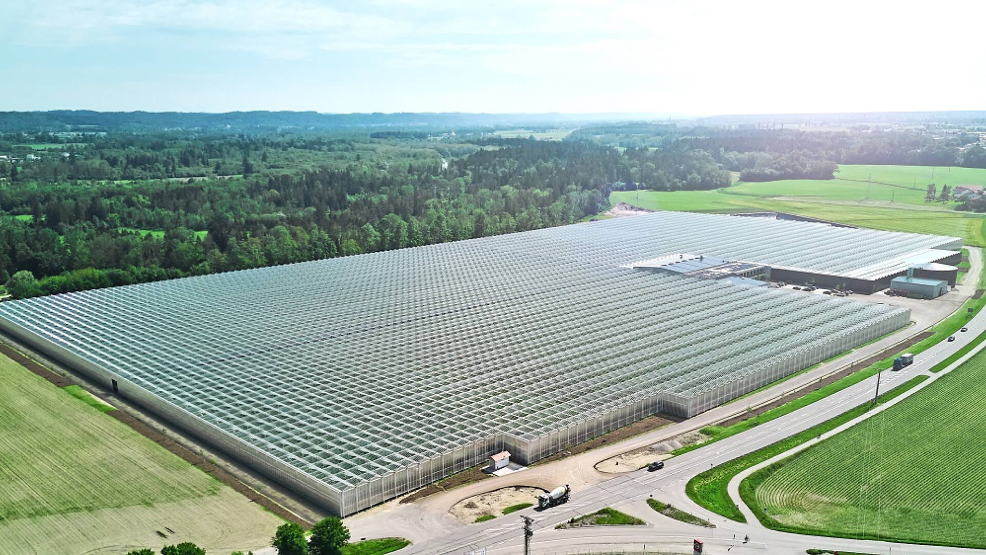Luftaufnahme eines landwirtschaftlichen Betriebs.