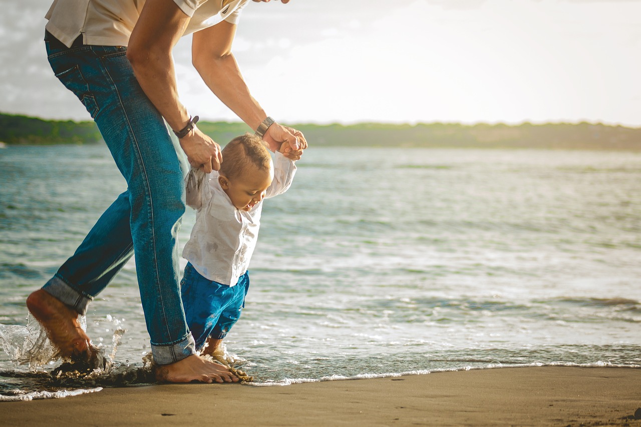 Enfant marche sur la plage - Sécurité