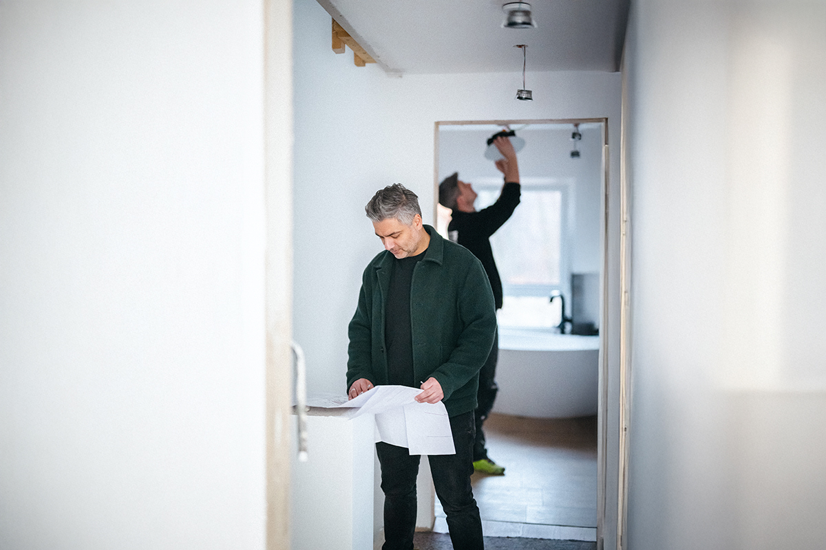 Professionnels étudiant une installation
