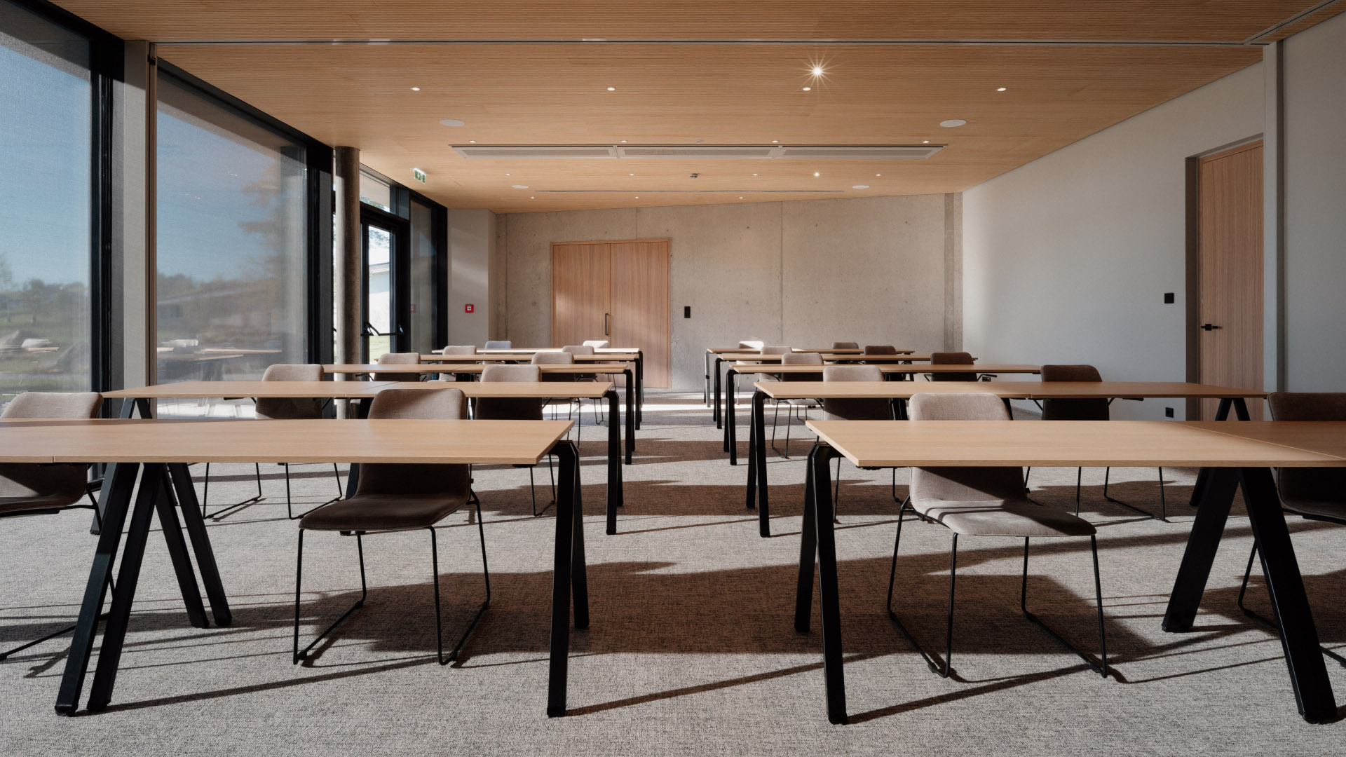 Intelligent hotel automation makes it easy to integrate lighting, shading, air conditioning and multimedia technology into seminar rooms