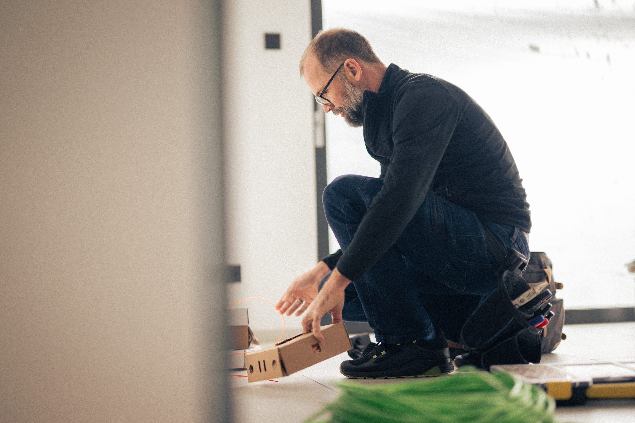 Uomo seduto sul divano in una Smart Home.