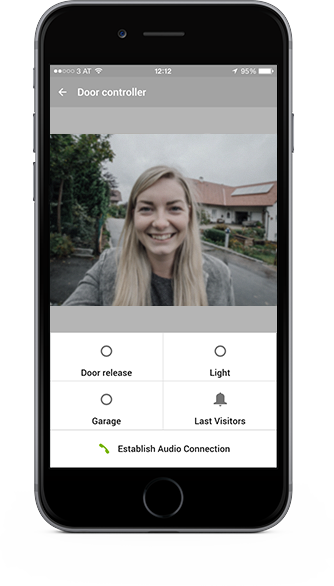 Mock-up van gsm met Loxone app die een beeld laat zien van wie er voor je deur staat